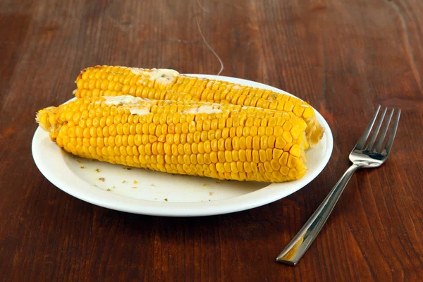 Flavored boiled corn on  plate on wooden table close-up — Stock Photo, Image