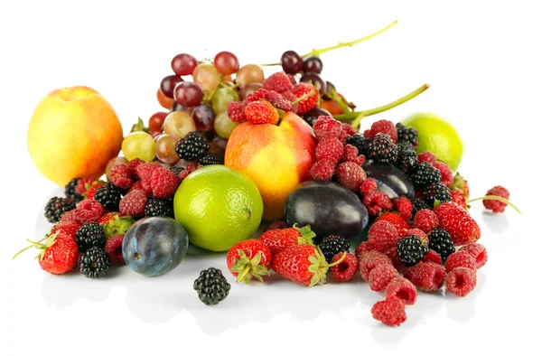 Surtido de frutas y bayas jugosas, aisladas en blanco — Foto de Stock