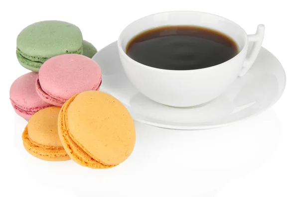 Café et macarons isolés sur blanc — Photo