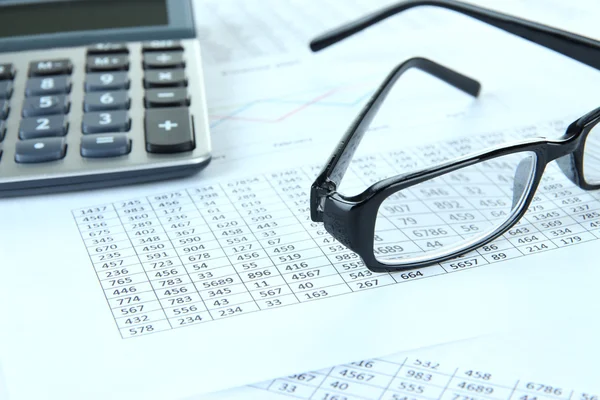 Taschenrechner und Brille mit Dokumenten aus nächster Nähe — Stockfoto