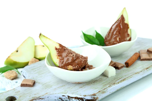 Peral en chocolate en cuencos sobre tabla de madera en servilleta aislada en blanco —  Fotos de Stock