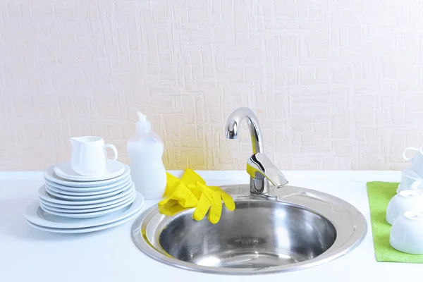 Dishes drying near  metal sink — Stockfoto