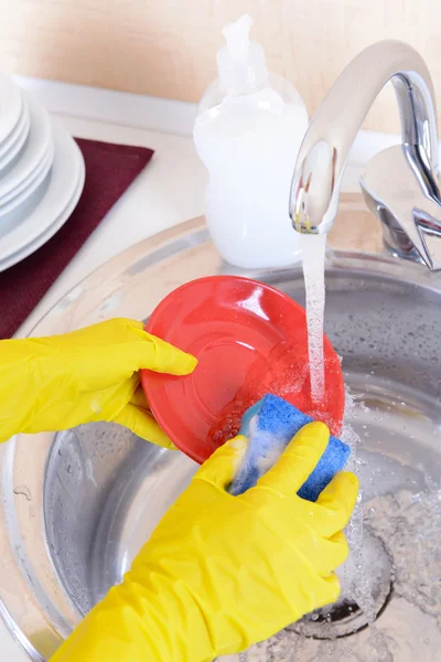 Mutfakta bulaşık yıkayan kadınların ellerini kapat. — Stok fotoğraf