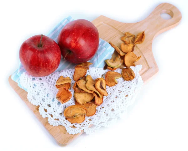 苹果干和新鲜的苹果，在切菜板上白色孤立 — 图库照片