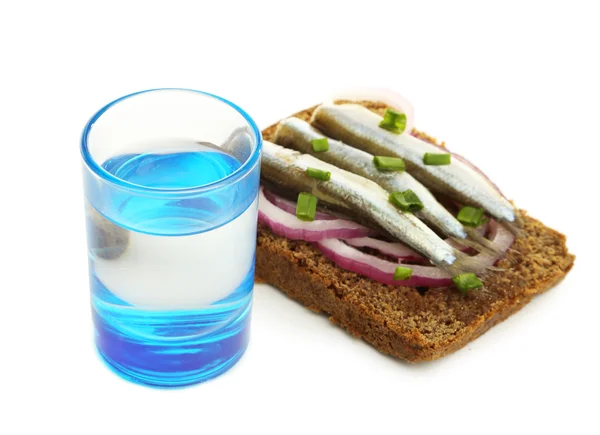 Composición con vaso de vodka, y sándwiches de pescado salado, aislados en blanco —  Fotos de Stock