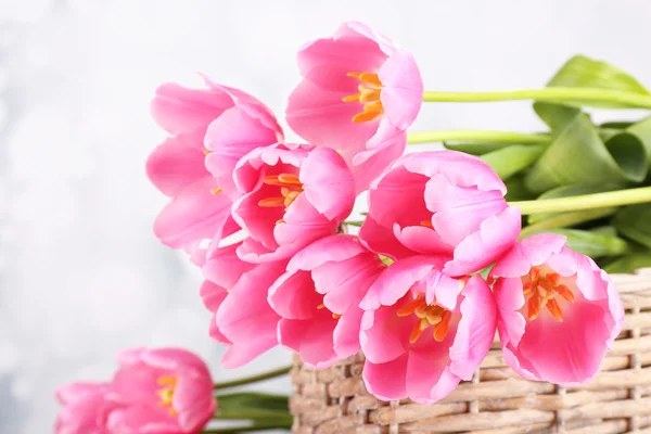 Schöne rosa Tulpen im Korb, Nahaufnahme — Stockfoto