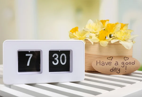 Reloj despertador en la mesa, sobre fondo claro — Foto de Stock