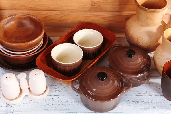 Різні посуд на полиці, на дерев'яному фоні — стокове фото