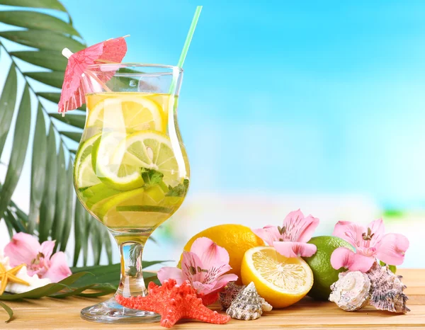 Erfrischender Cocktail auf dem Strandtisch — Stockfoto