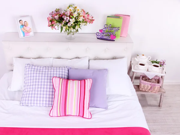 Cómoda cama blanda en la habitación — Foto de Stock