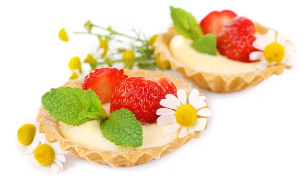 Sabrosos tartaletas con fresas aisladas en blanco — Foto de Stock