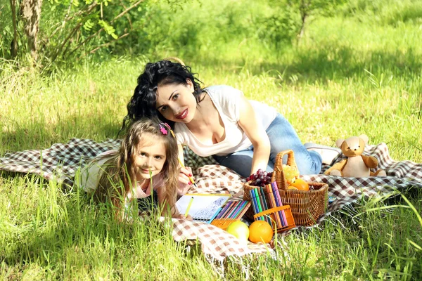 Ευτυχισμένη μαμά και κόρη. πικνίκ στο πάρκο πράσινο — Φωτογραφία Αρχείου