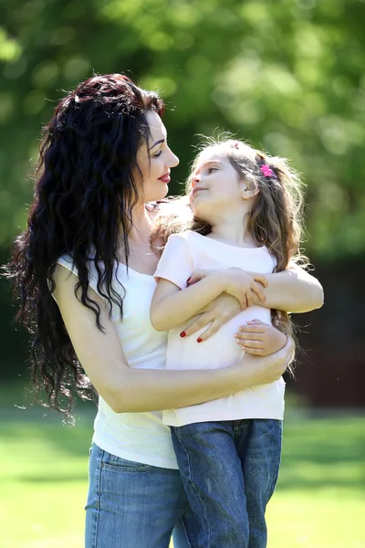 Щаслива мама і донька. Прогулянка в зеленому парку — стокове фото
