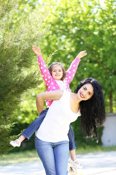 Happy mom and daughter. Walk in the green park — Stock Photo, Image