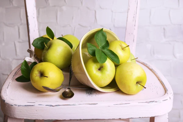 Beautiful still life with ripe sweet apples and leaves — Stock Photo, Image