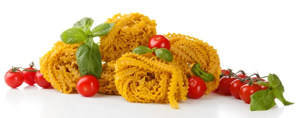 Ruwe huisgemaakte pasta en tomaten, geïsoleerd op wit — Stockfoto