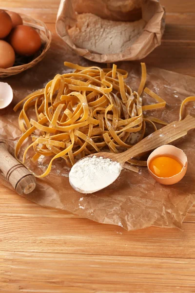 Zátiší s syrové domácí těstoviny a ingredience pro těstoviny — Stock fotografie