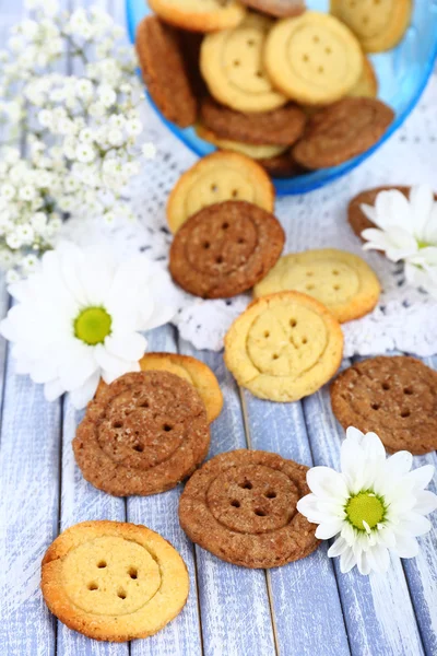 Cookies cukru w kształt przycisków na stole — Zdjęcie stockowe