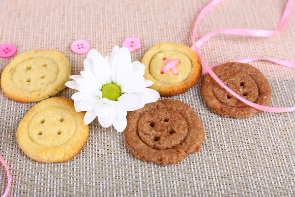 Suiker cookies in de vorm van knoppen op tafel — Stockfoto