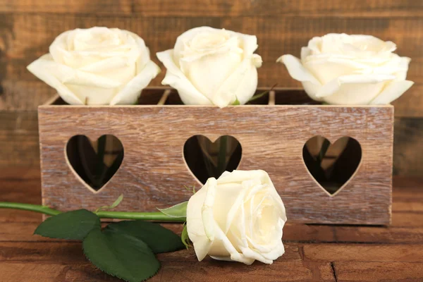 美丽的白色玫瑰在装饰盒，木制的桌子上 — 图库照片