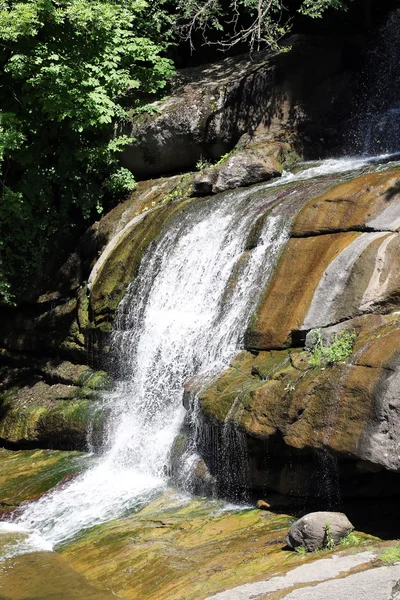 Hermosa cascada en el parque — Foto de Stock