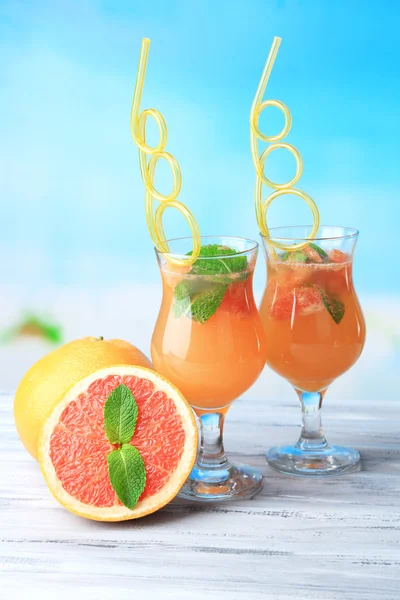 Grapefruit-Cocktail mit Cocktail-Stroh auf hellem Hintergrund — Stockfoto