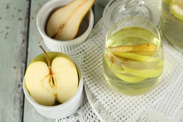 Sangria boisson en verre et pot sur fond en bois — Photo