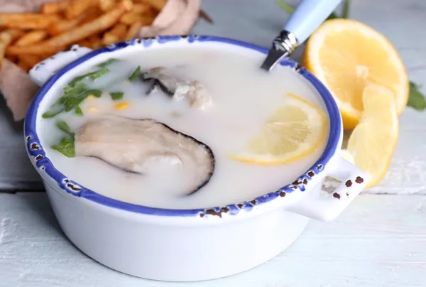 Leckere Suppe mit Austern auf Holztisch — Stockfoto