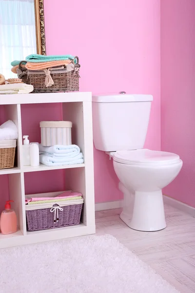 Estantes en el baño — Foto de Stock