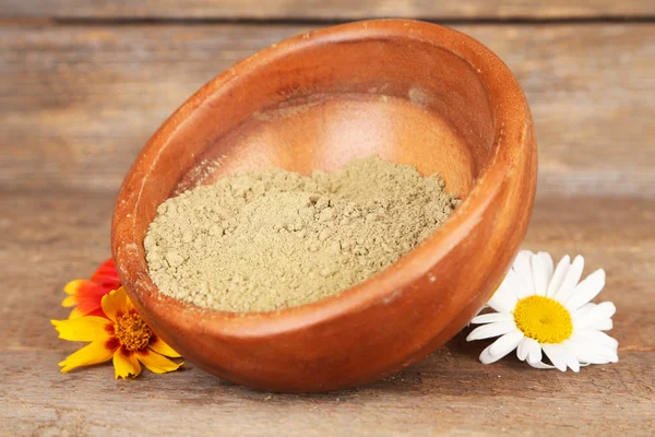 Polvo de henna seco en tazón sobre mesa de madera — Foto de Stock