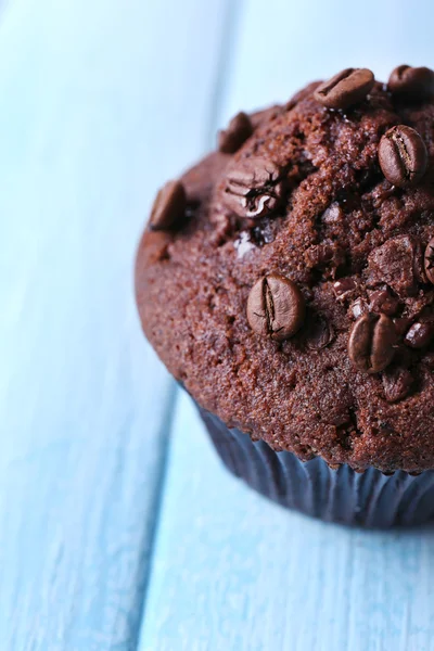 Choklad muffin på trä bakgrund — Stockfoto