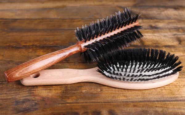 Деревянные щетки для волос на деревянном фоне — стоковое фото