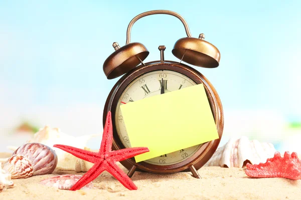 Summertime. Old clock on sand — Stock Photo, Image