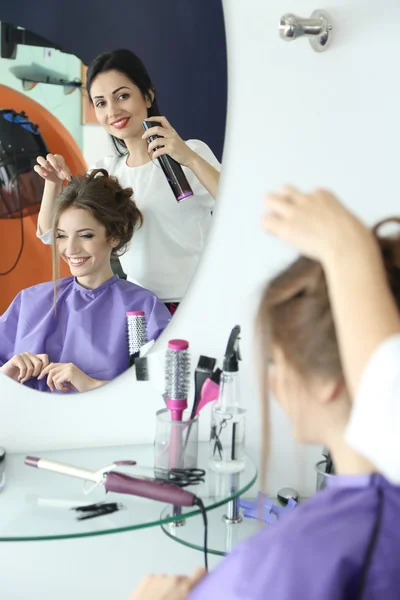 Junge Frau Friseur tun Frisur Mädchen in Schönheitssalon — Stockfoto
