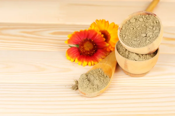 Dry henna powder in bowls on wooden table — Stock Photo, Image