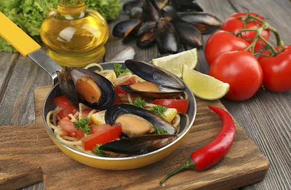 Traditional noodles with mussels on table, close up — Stock Photo, Image