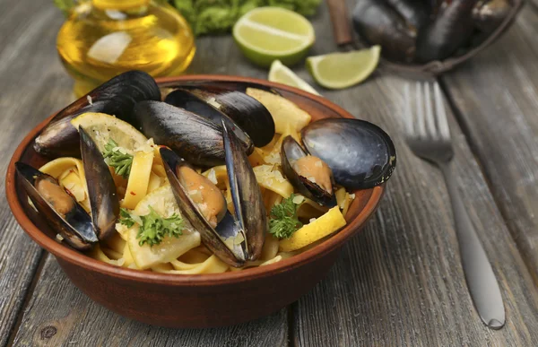 Traditional noodles with mussels on table, close up — Stock Photo, Image