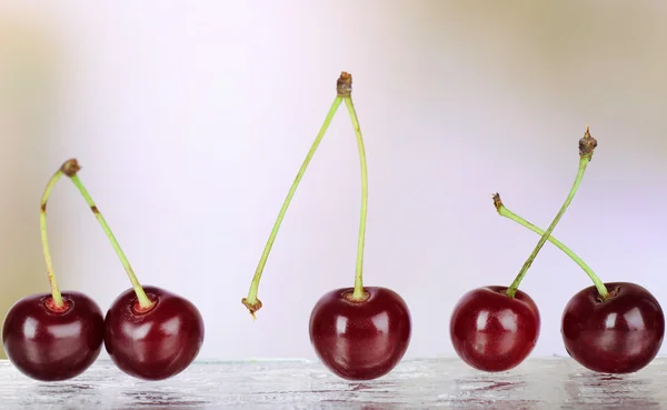 Cerejas doces em fundo brilhante — Fotografia de Stock