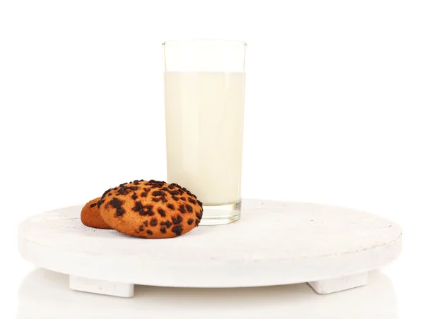Milch und Kekse auf hölzernem Tablett isoliert auf weiß — Stockfoto