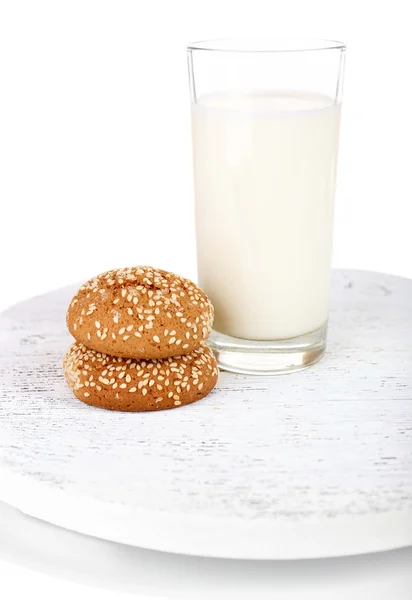 白で隔離される木製のトレイ上の cookie とミルク — ストック写真