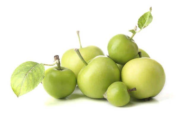 Yeşil elmalar beyaz üzerinde izole — Stok fotoğraf