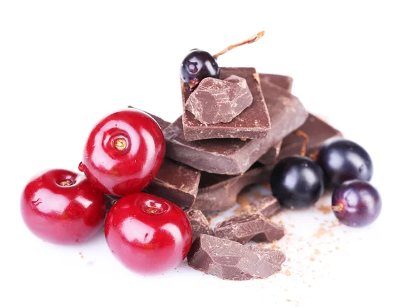 Summer berries and chopped chocolate isolated on white — Stock Photo, Image