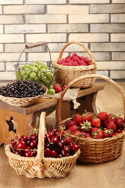 新鲜浆果的背景墙上的篮子里 — 图库照片