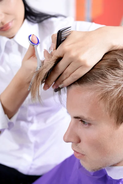 Jeune homme dans un salon de beauté — Photo