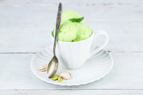 Lekkere pistache ijs in de beker op houten tafel — Stockfoto