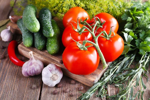 Frisches Gemüse mit Kräutern und Gewürzen auf dem Tisch, Nahaufnahme — Stockfoto