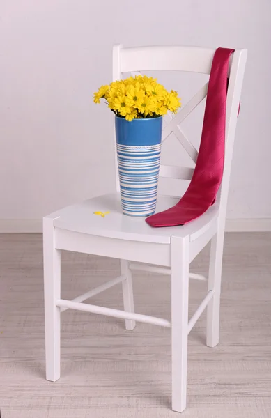 Bouquet de fleurs et cravate le jour des Pères dans la chambre — Photo