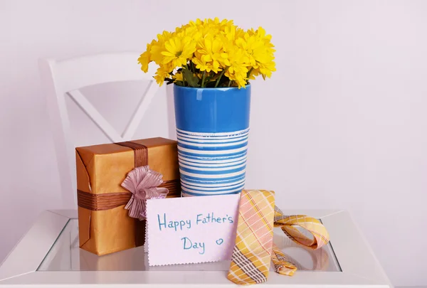 鲜花、 礼品盒、 领带对父亲节对父亲在房间里的花束 — 图库照片
