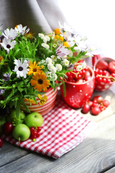 Bodegón con bayas y flores —  Fotos de Stock