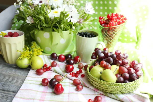 Still life with berries and flowers — Stock Photo, Image